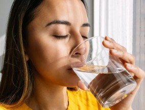 当人们意识到你不应该喝浴室水龙头里的水的真正原因后，他们会感到恶心